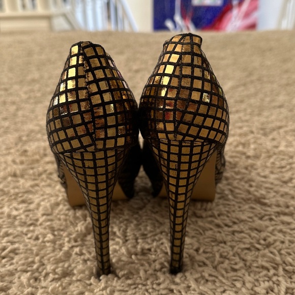 Iron fist platform golden pumps in mirror style - Picture 3 of 13